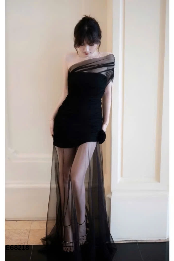 Váy lưới đen dúm