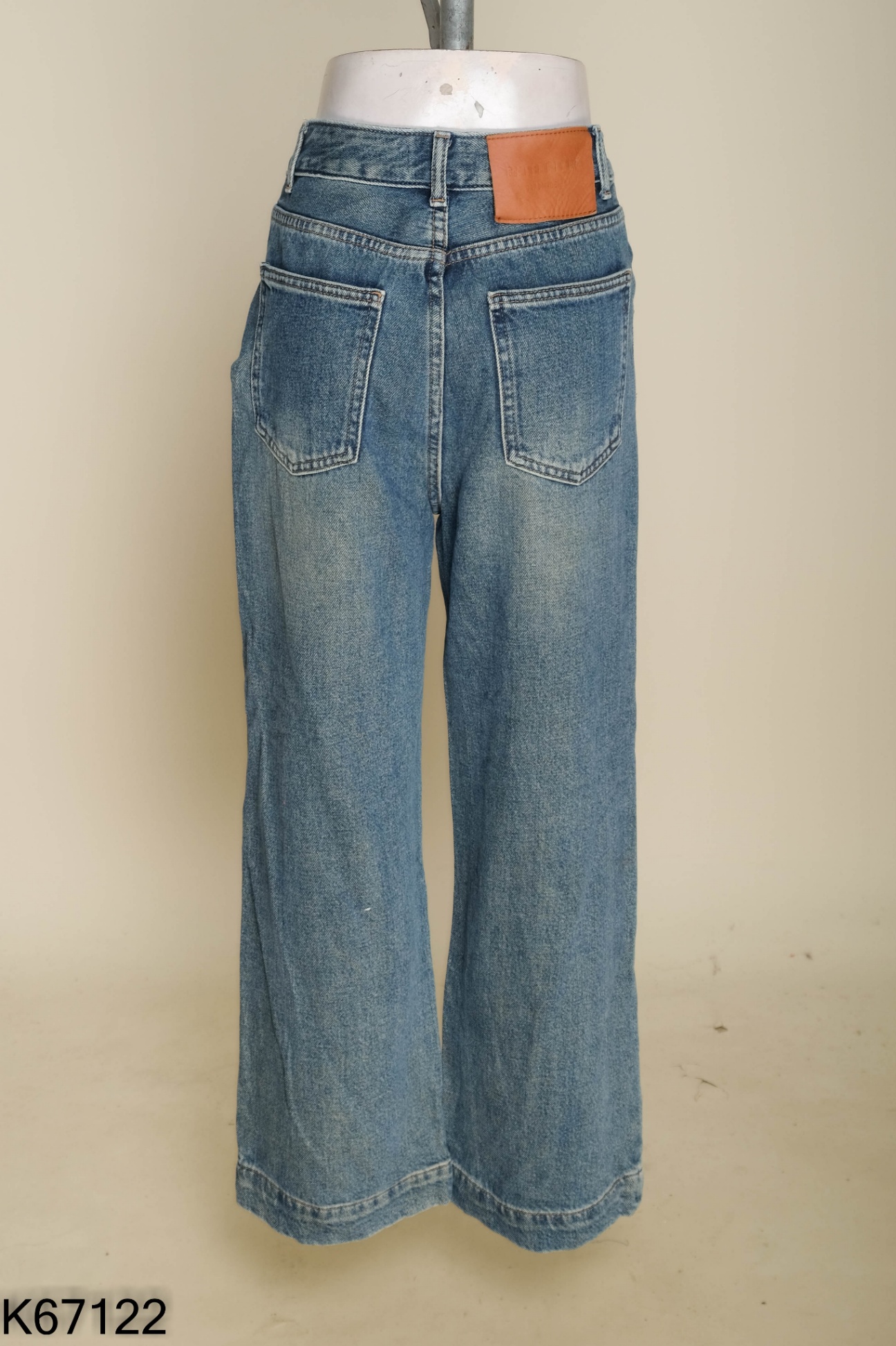 Quần jeans xanh trơn suông