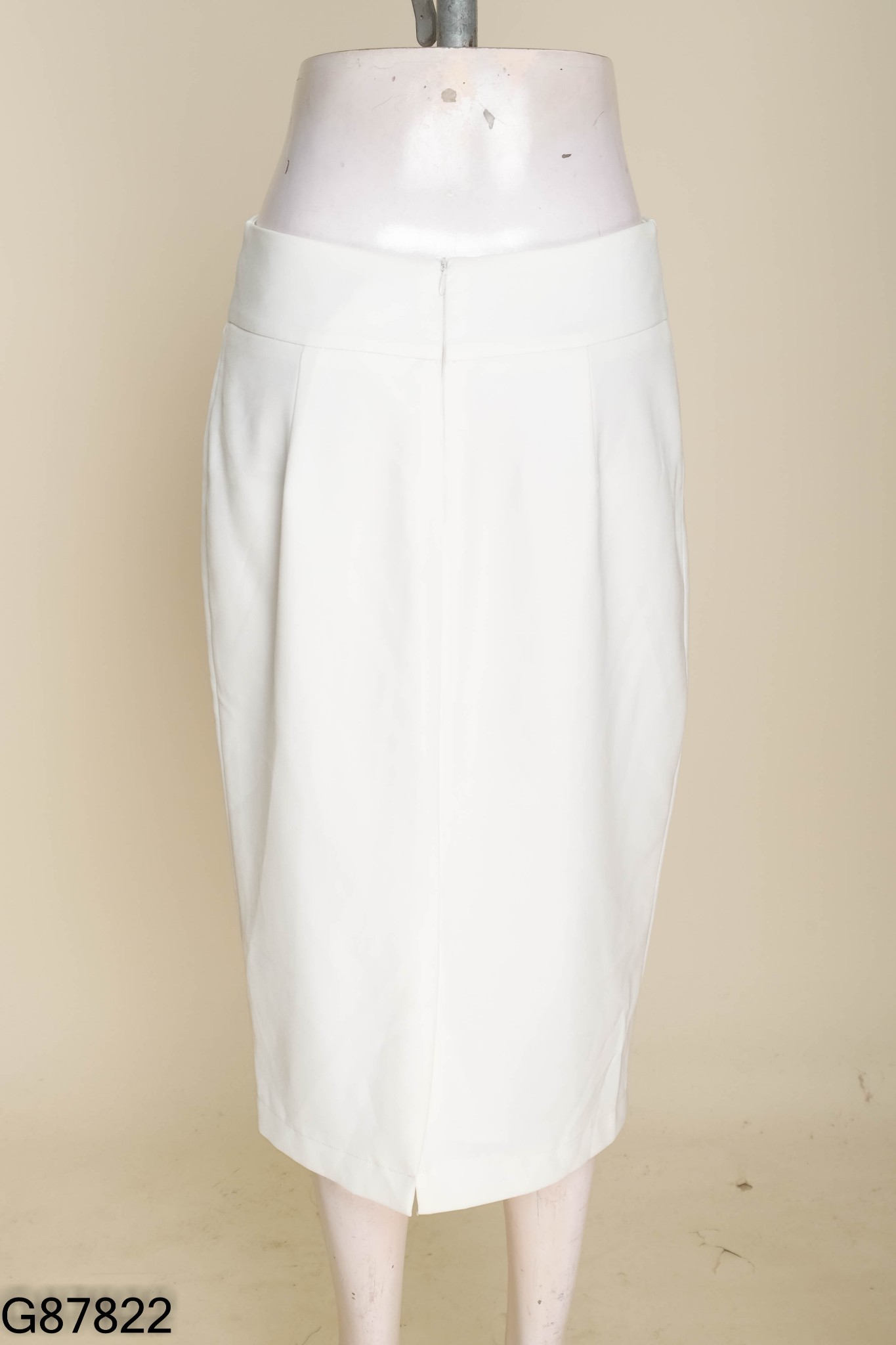 Chân váy M OUTFIT trắng thêu hoa