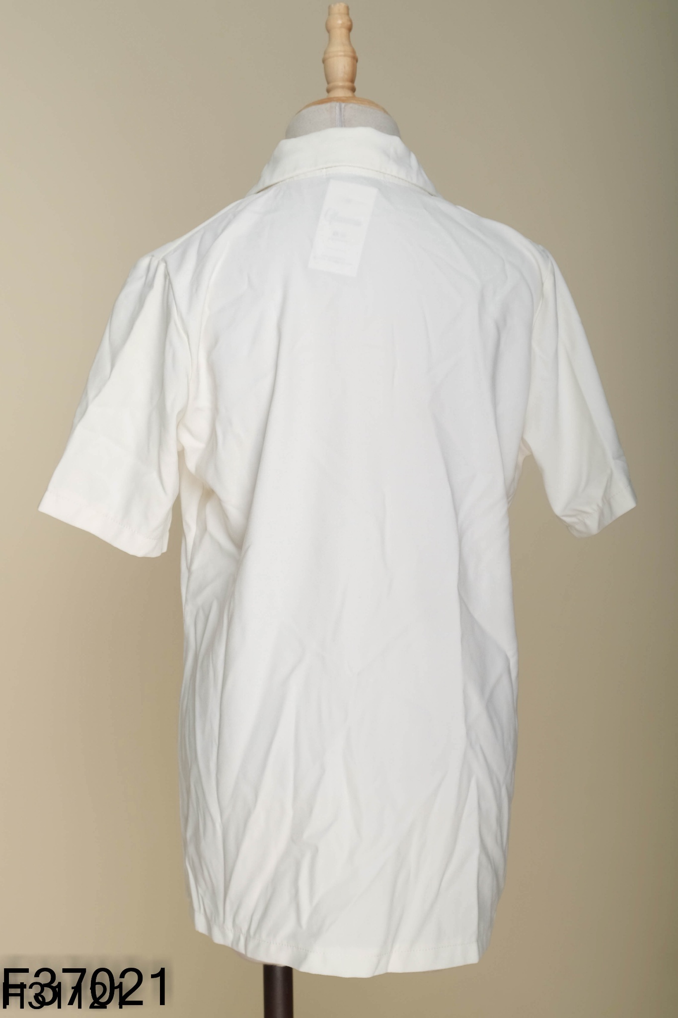 Áo vest trắng phối khuy nâu