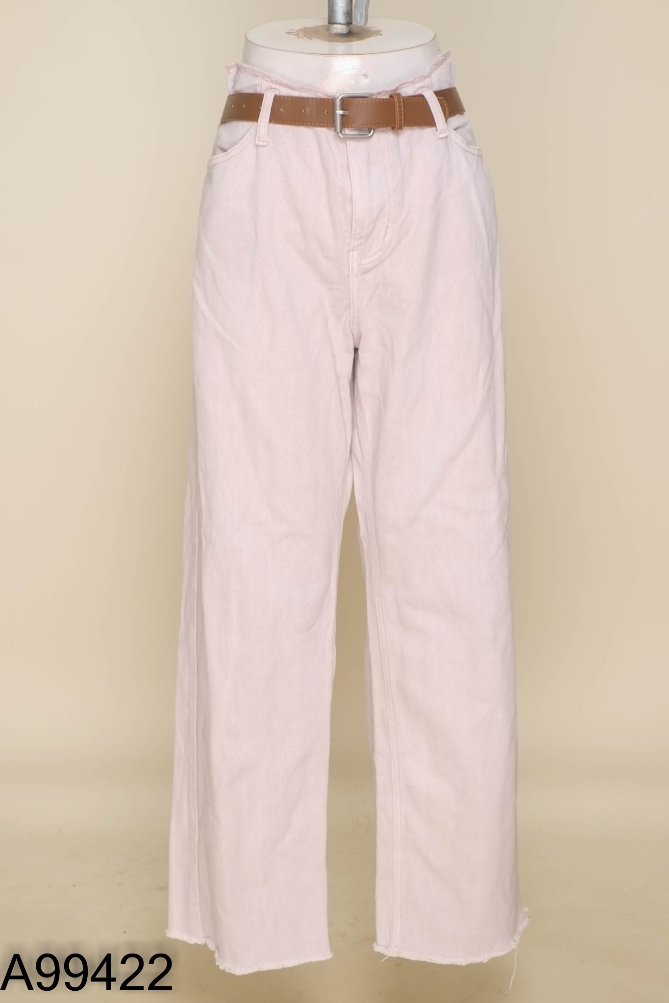 Quần jeans hồng phối đai da nâu