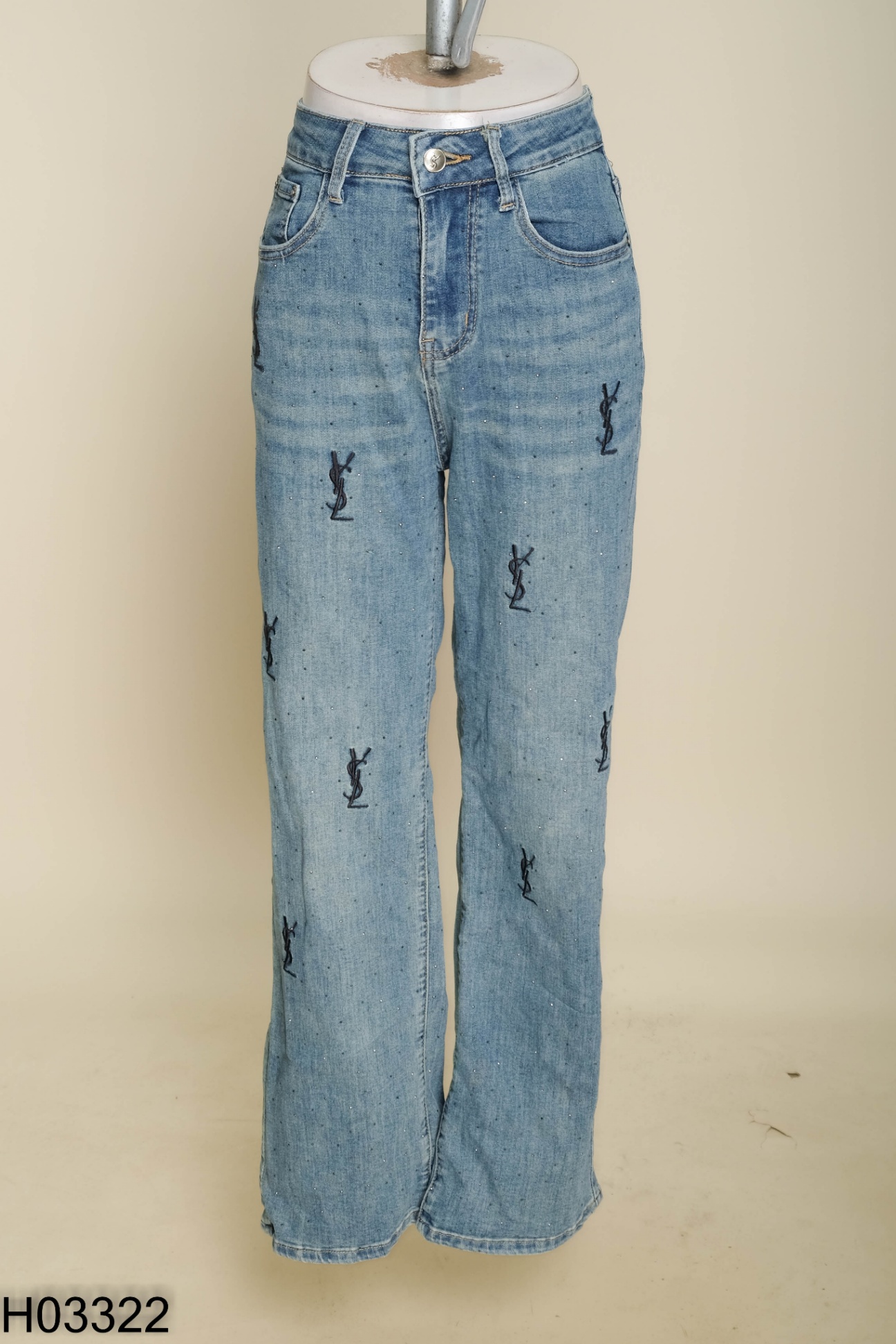 Quần jeans xanh đính đá