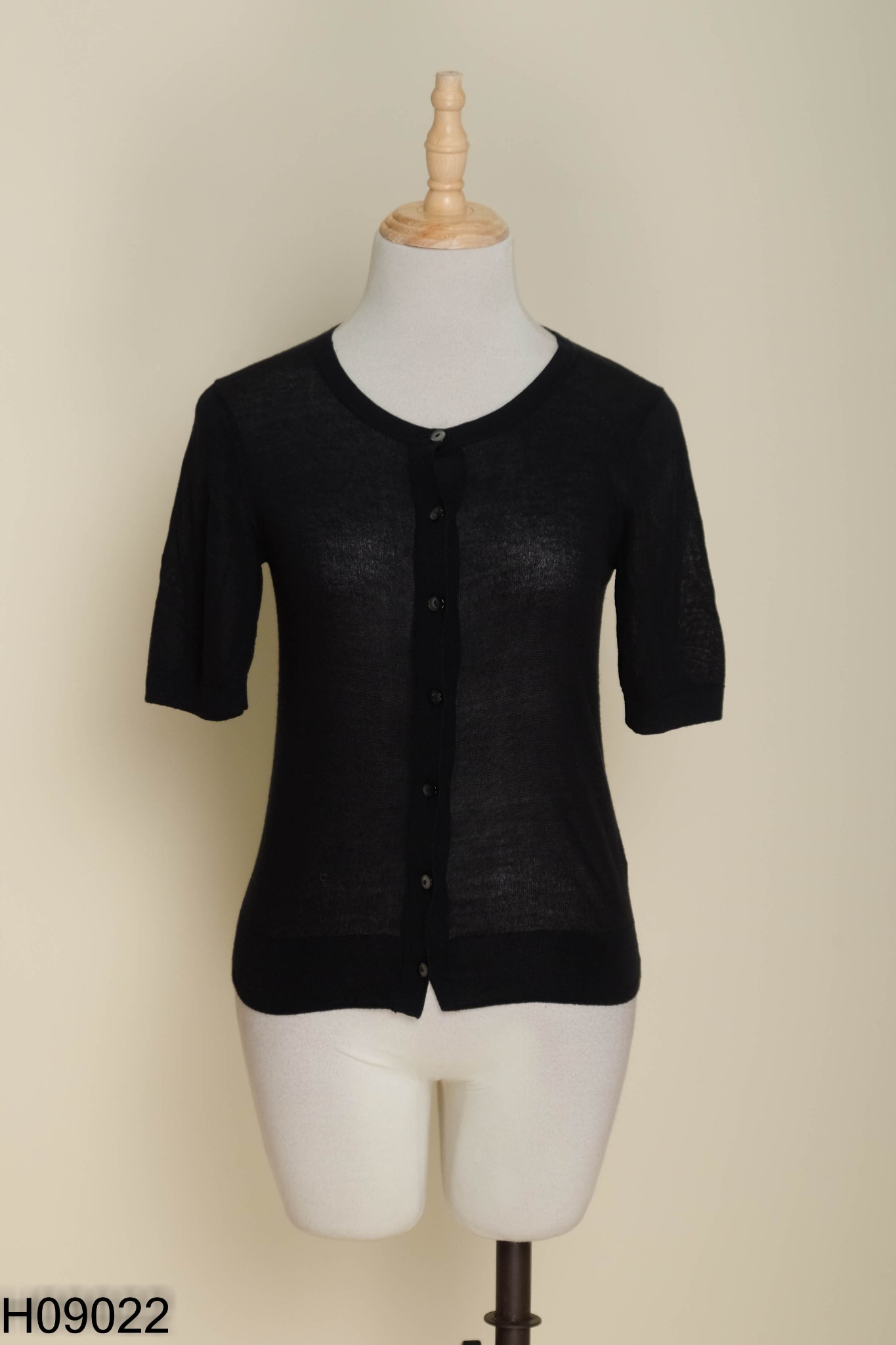 Áo UNIQLO đen mỏng