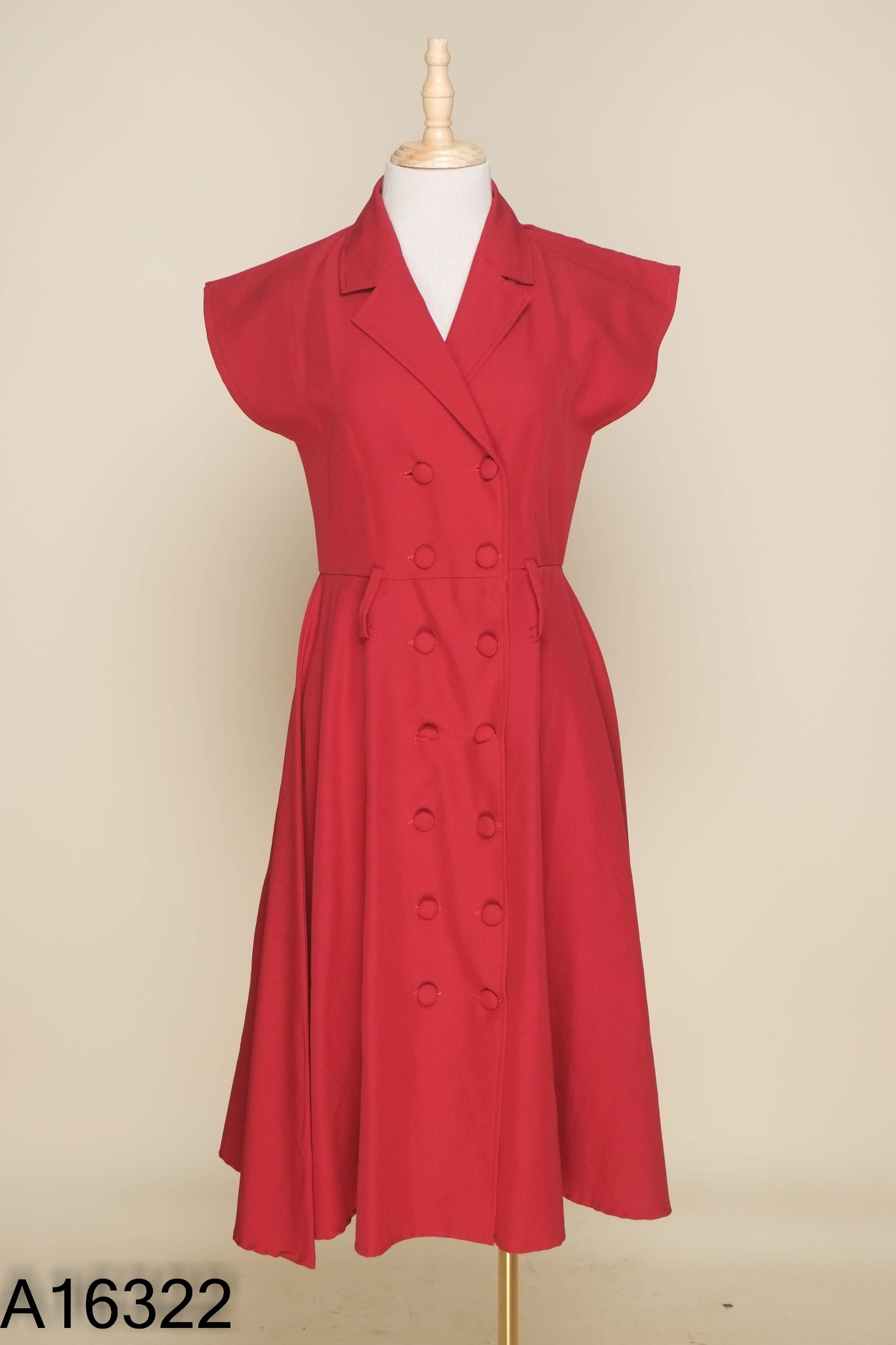 Váy đổ cổ vest phối cúc