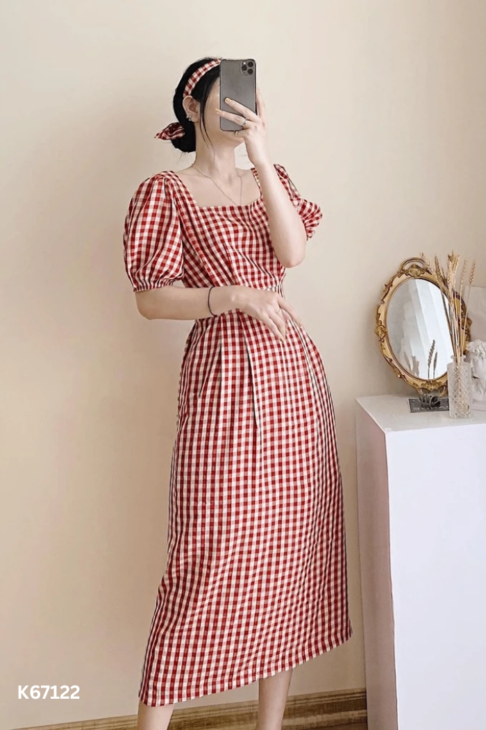 Váy đỏ kẻ trắng cổ vuông