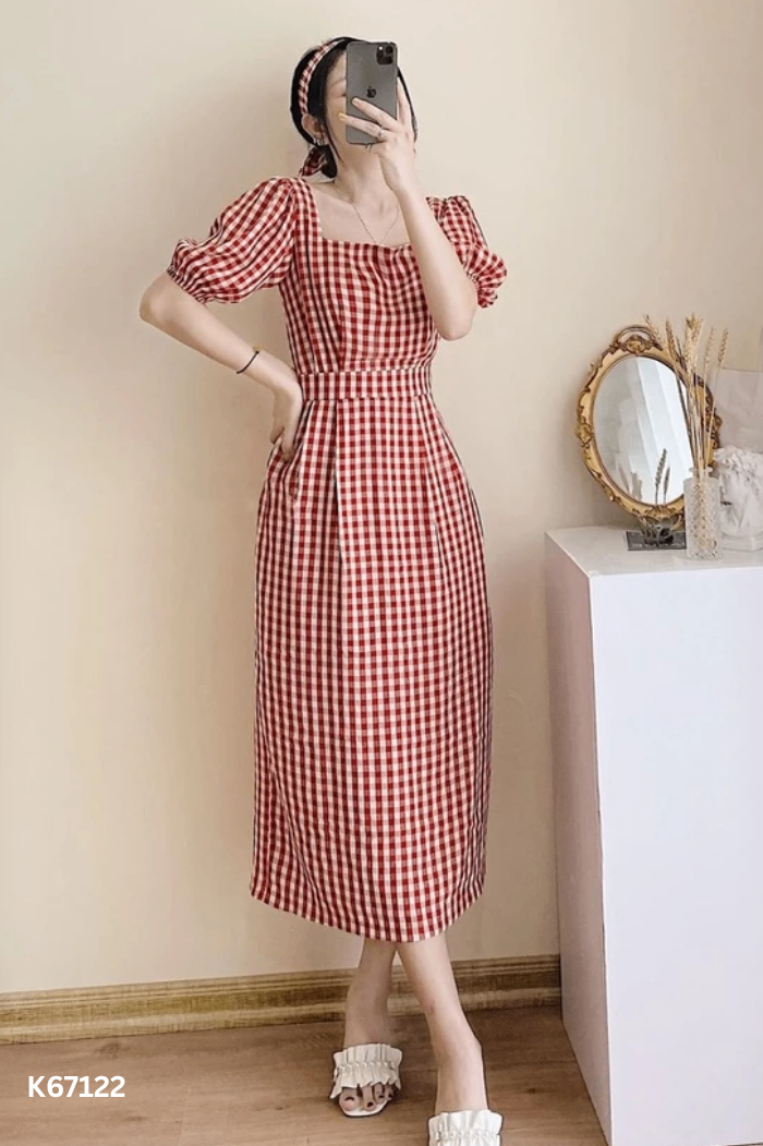Váy đỏ kẻ trắng cổ vuông