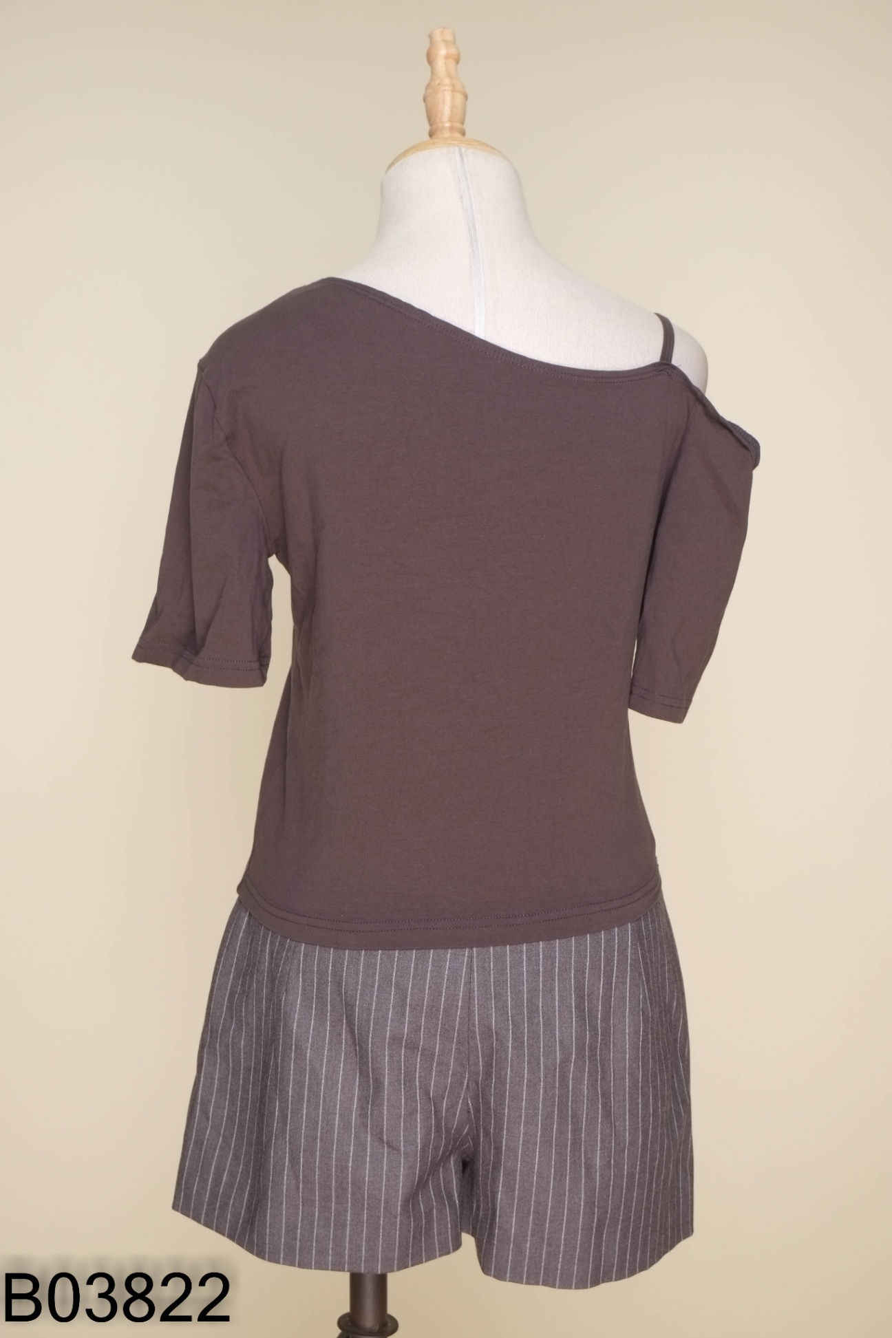Set áo thun xám + quần shorts sọc