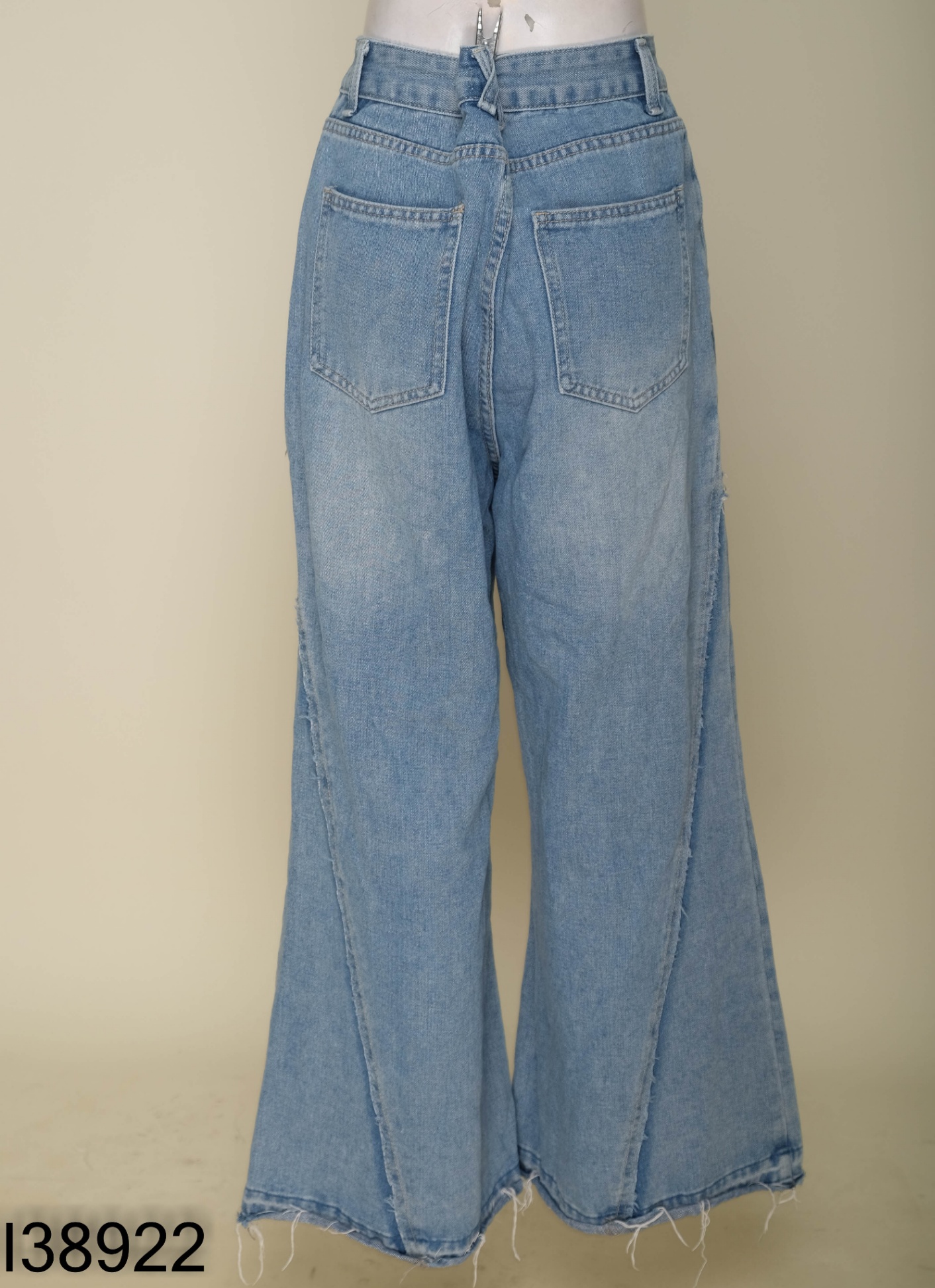 Quần jeans xanh rộng cắt gấu