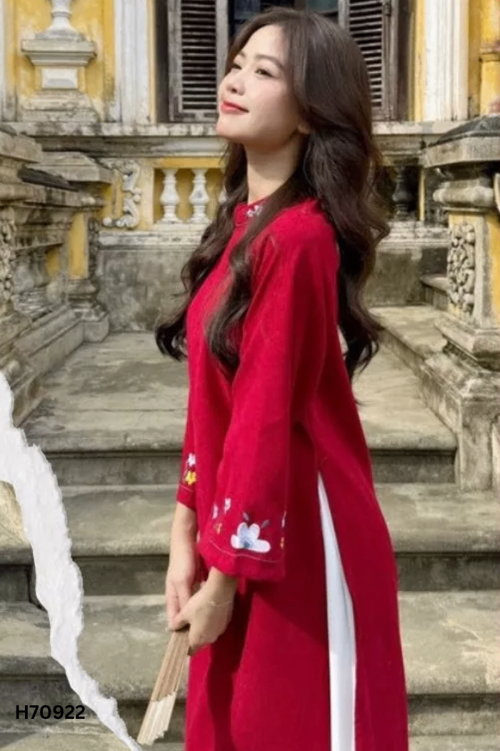 Áo dài đỏ thêu hoa