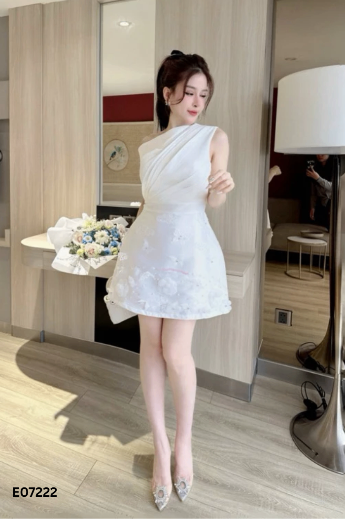 Váy trắng đính hoa