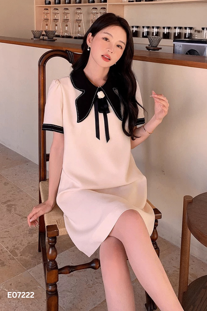 Váy be cổ đen