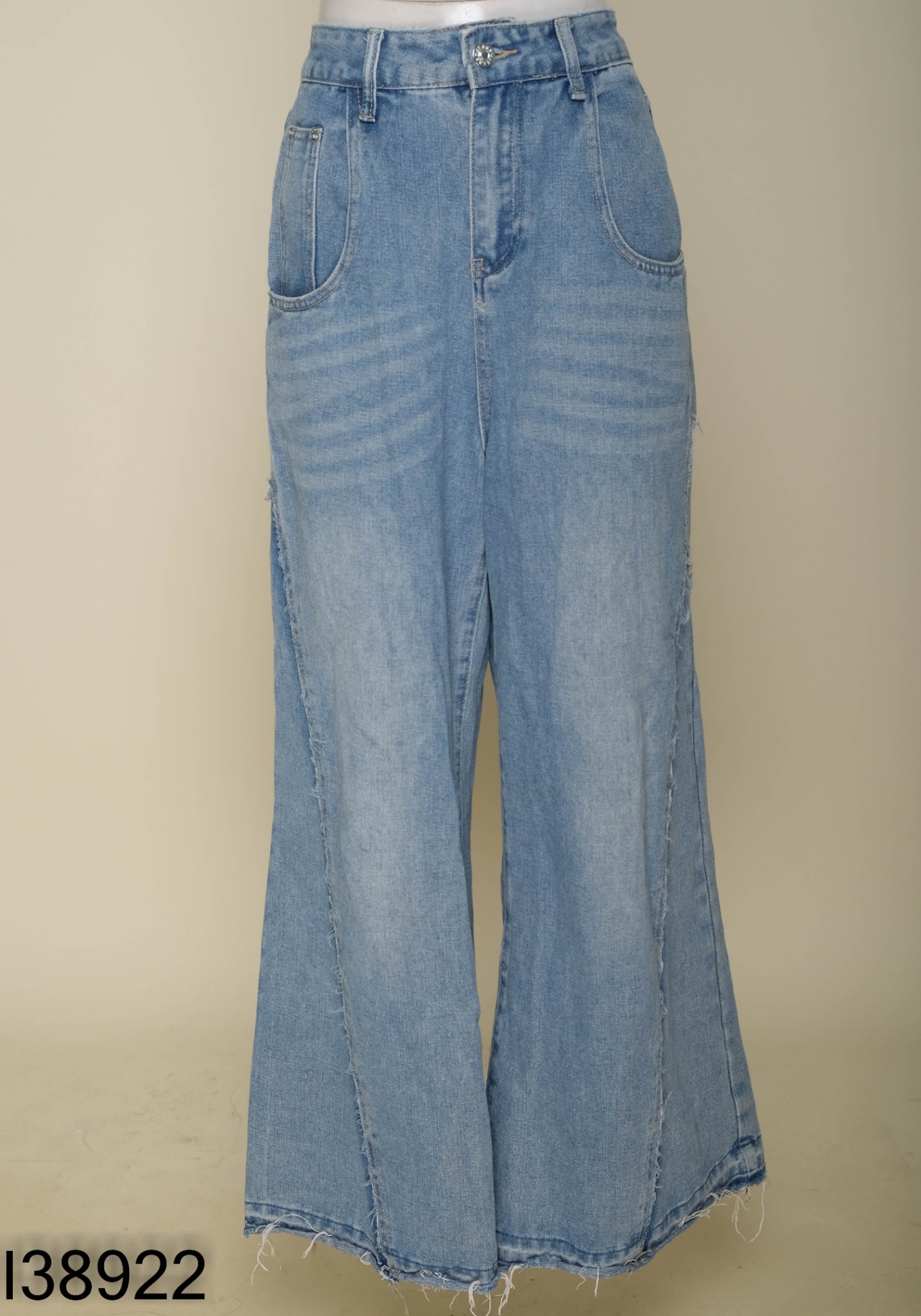 Quần jeans xanh rộng cắt gấu