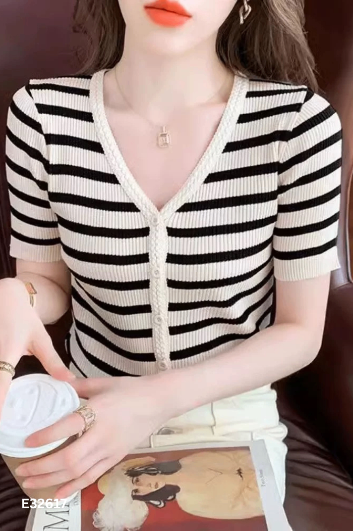 Áo thun len đen kẻ be