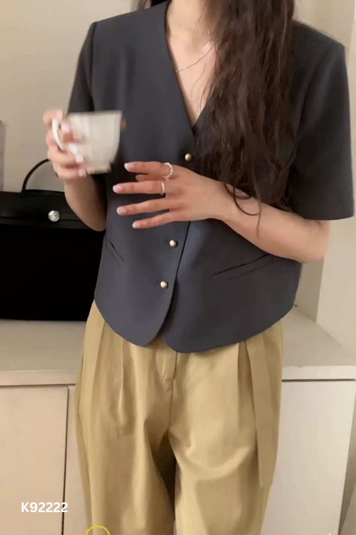 Áo xám phối cúc vàng