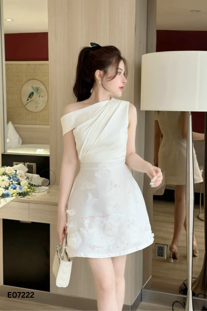 Váy trắng đính hoa