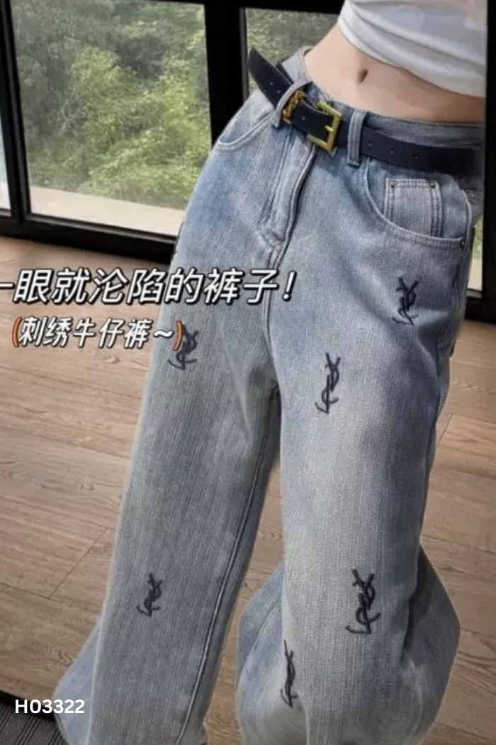 Quần jeans xanh đính đá