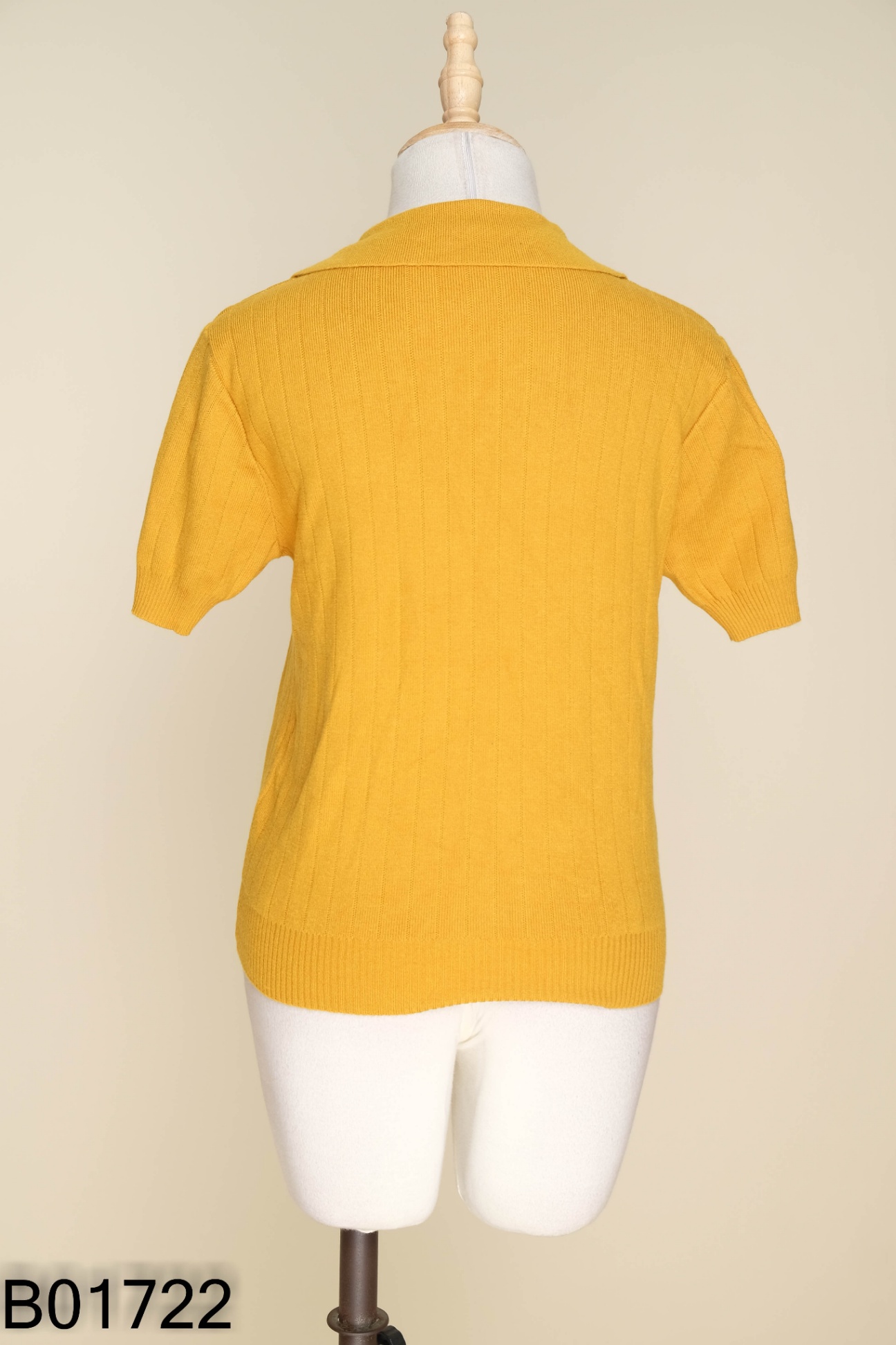 Áo len vàng cổ polo
