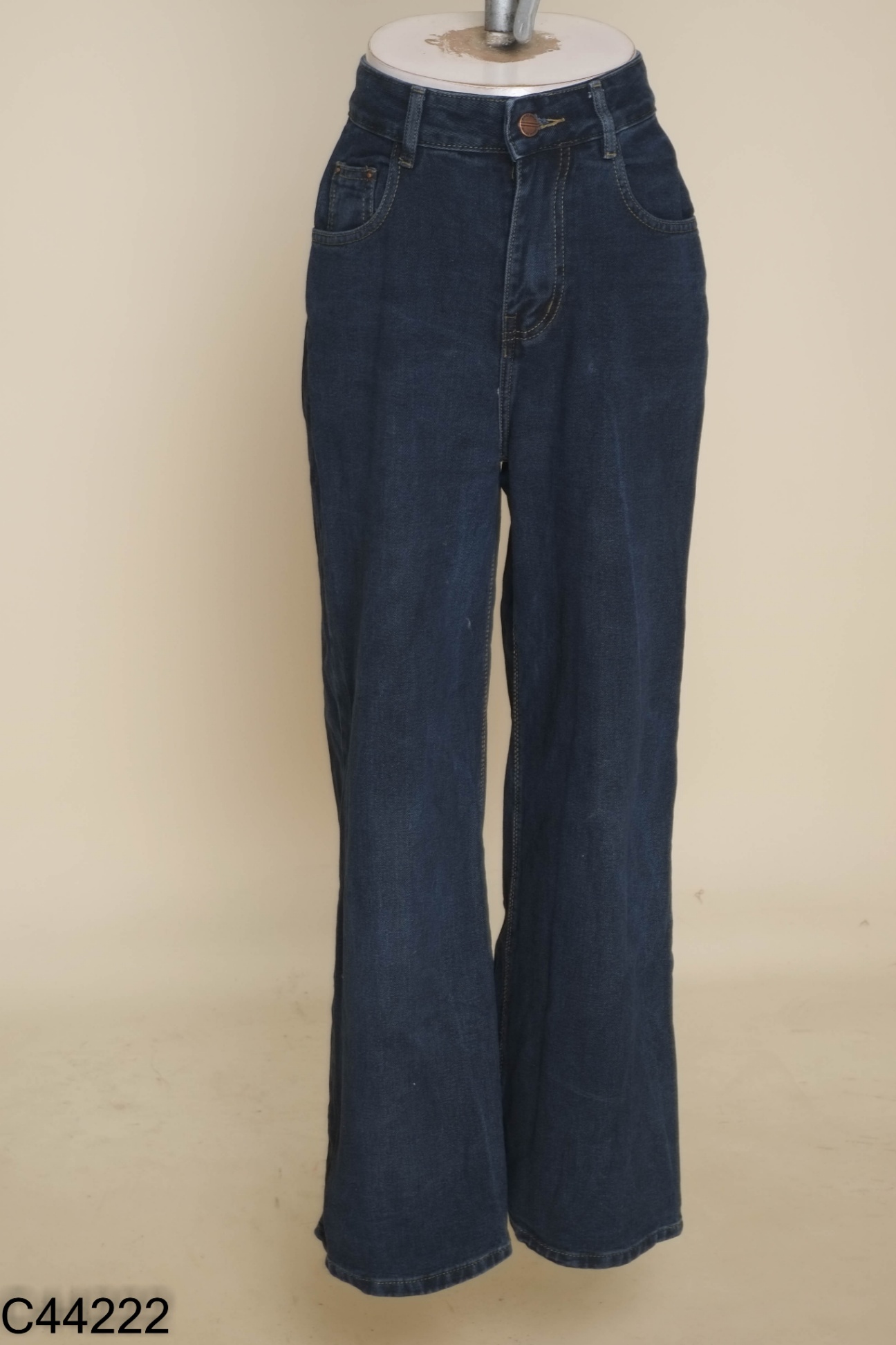 Quần jeans xanh ống rộng
