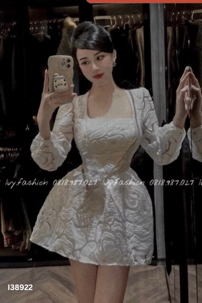 Váy trắng hoa cổ vuông