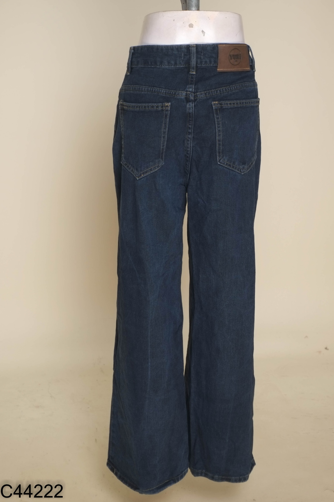 Quần jeans xanh ống rộng