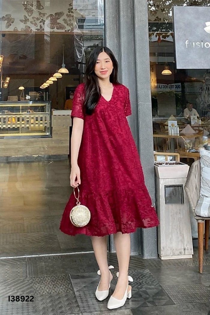 Váy đỏ phối lông cổ V