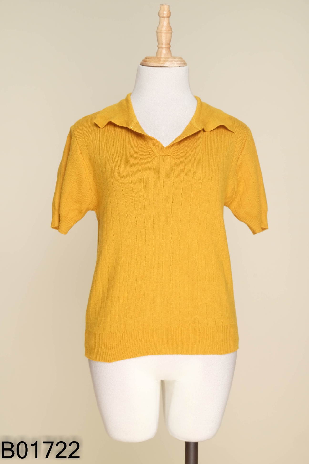 Áo len vàng cổ polo