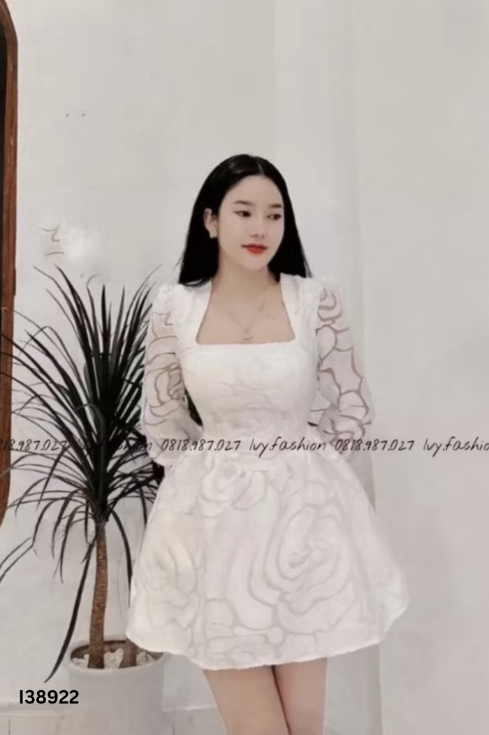 Váy trắng hoa cổ vuông