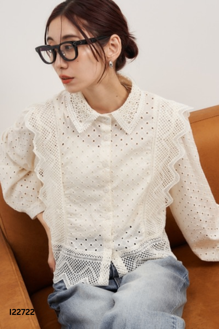 Áo be viền cổ ren trắng