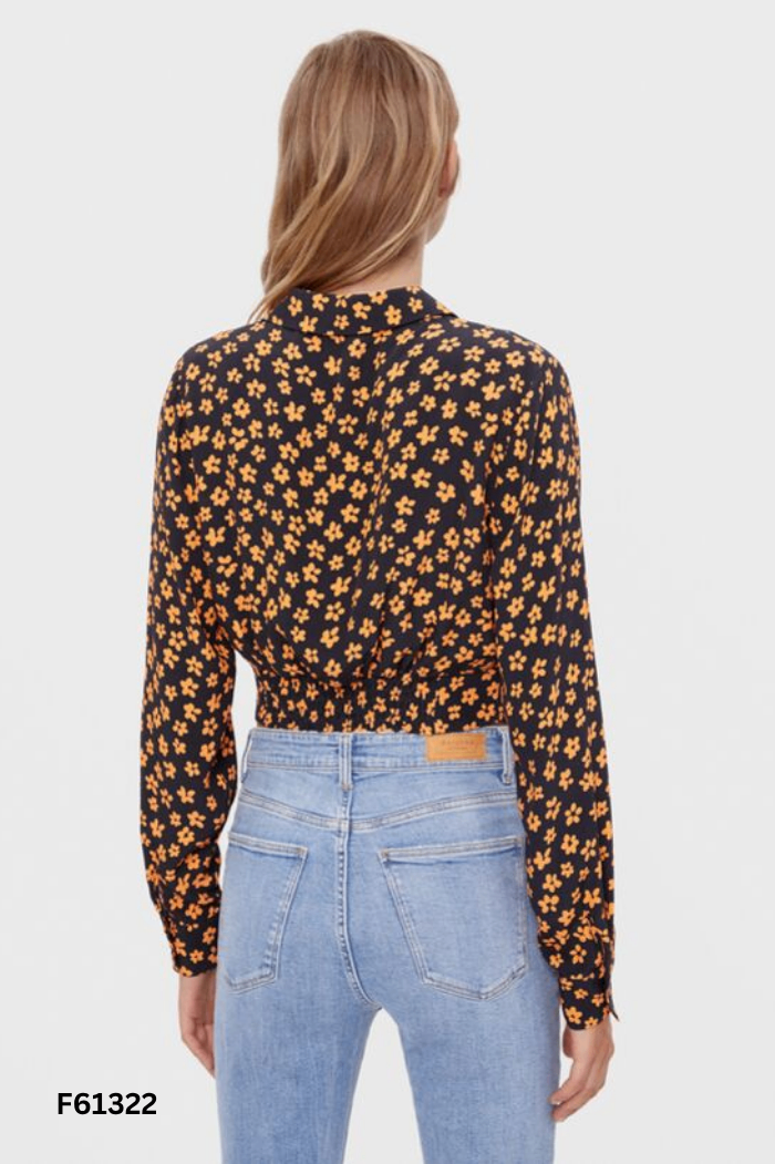 Áo đen BERSHKA hoa cam