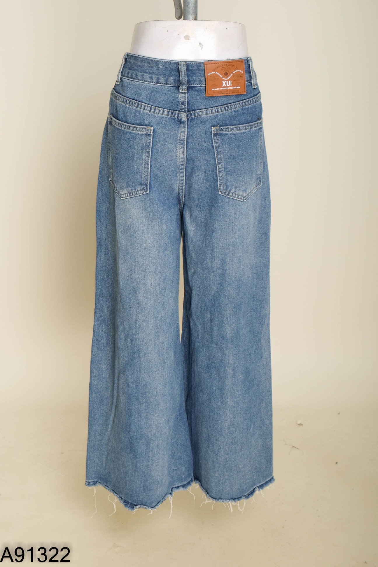Quần jeans suông xanh cắt gấu