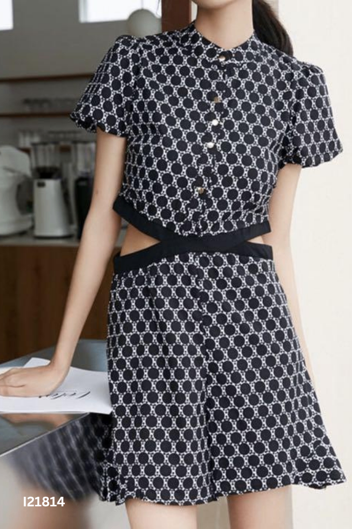 Jumpsuit đen họa tiết trắng khoét eo