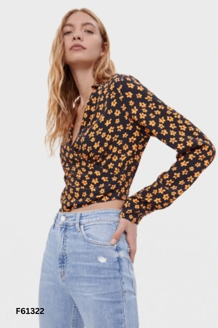 Áo đen BERSHKA hoa cam