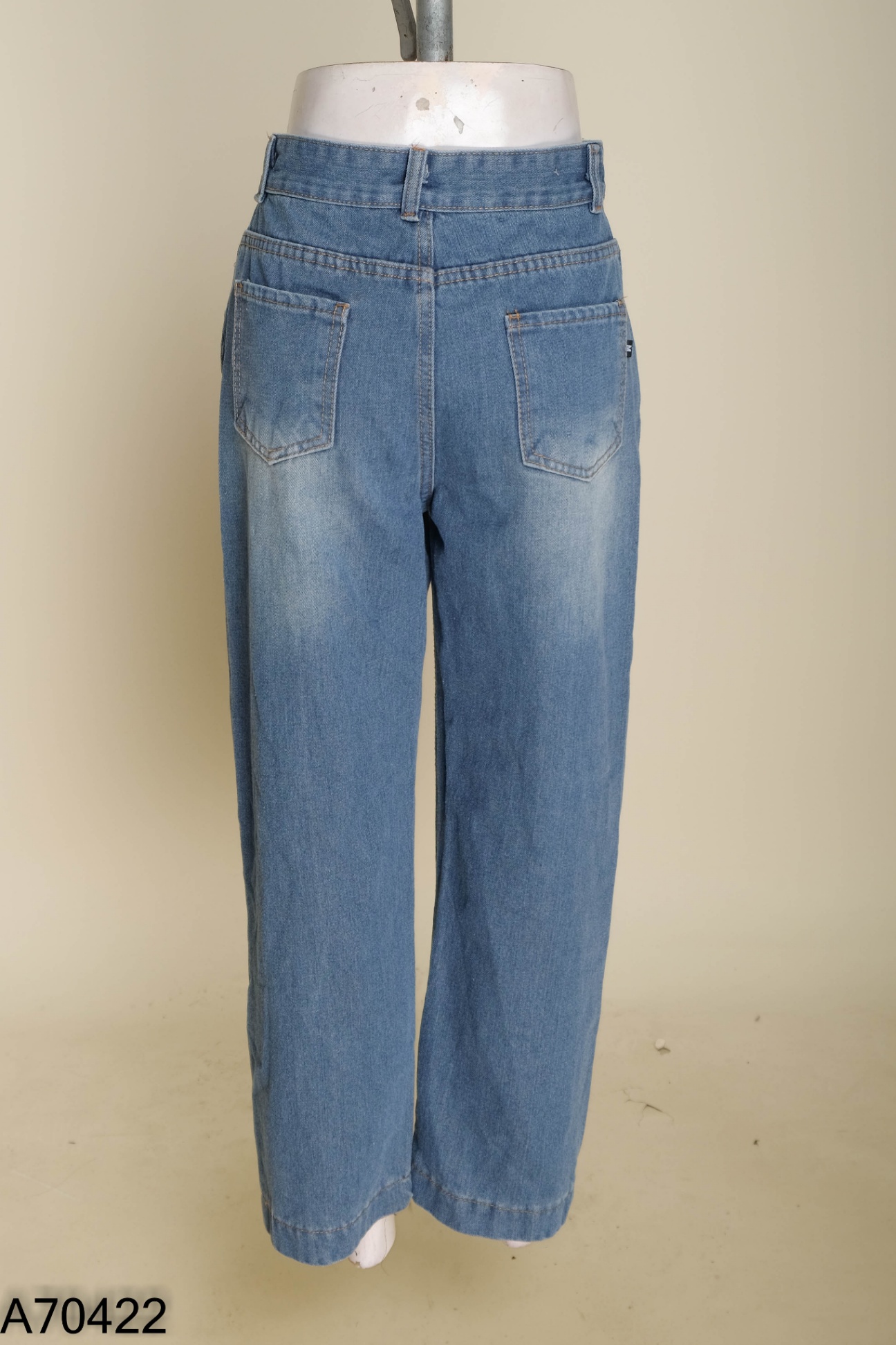 Quần jeans xanh trơn