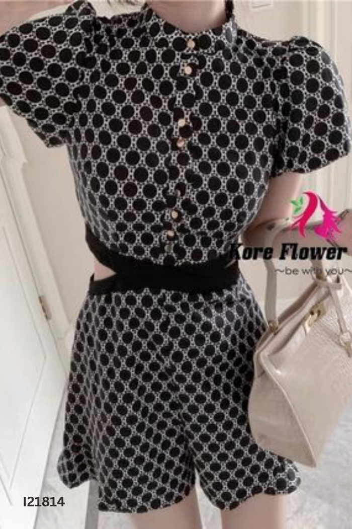 Jumpsuit đen họa tiết trắng khoét eo