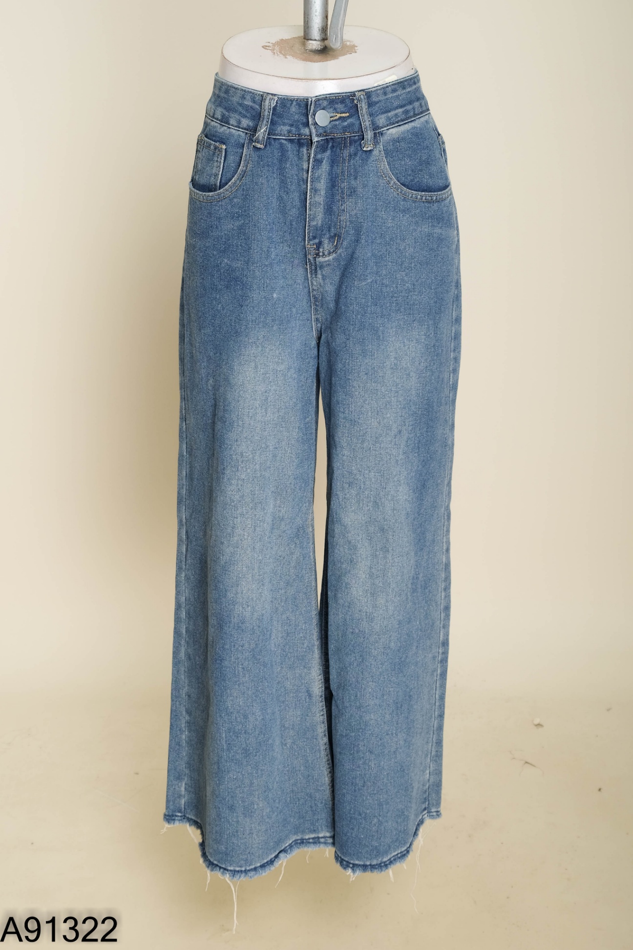 Quần jeans suông xanh cắt gấu