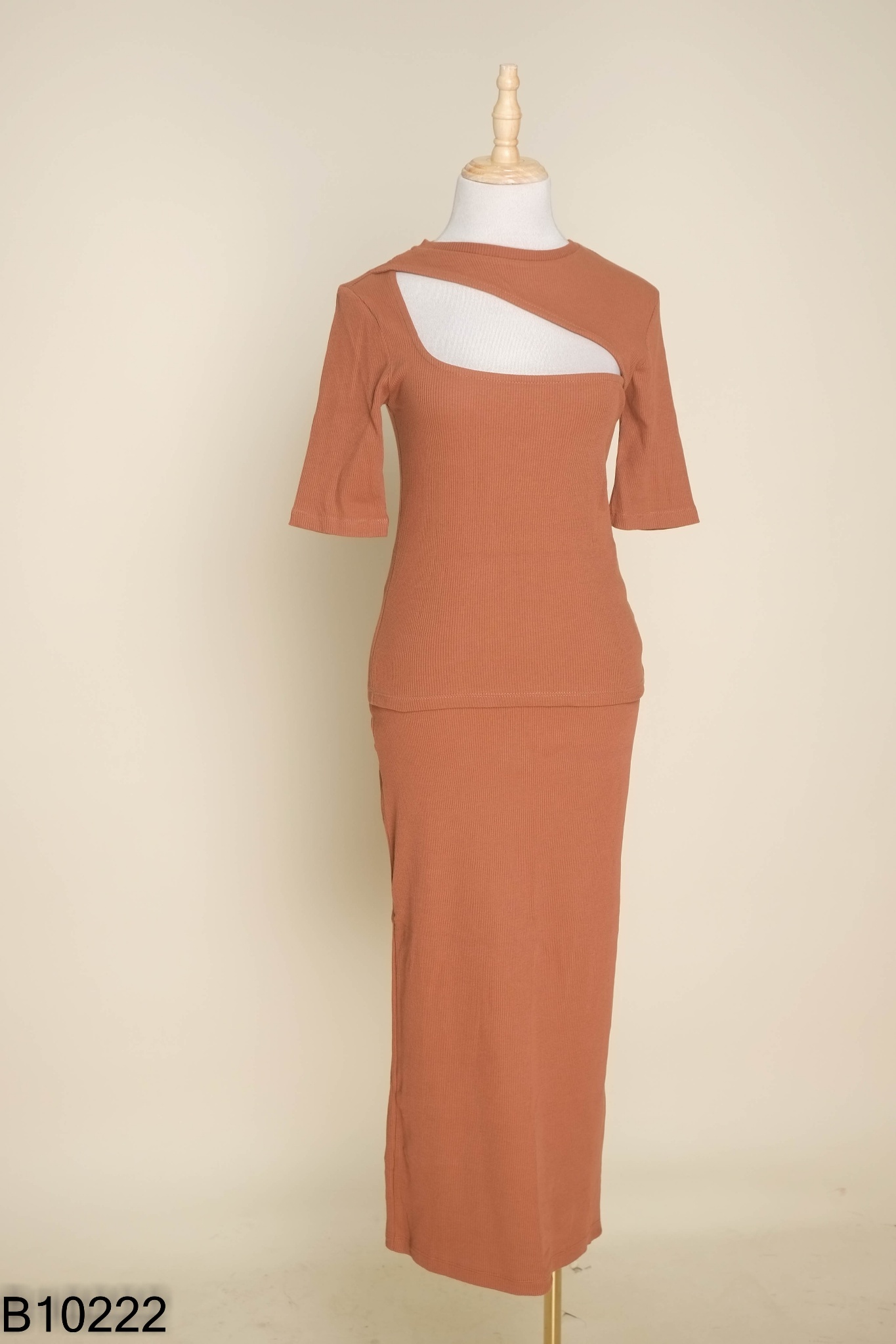 NEWTAG SET STRADIVARIUS Áo nâu khoét + chân váy