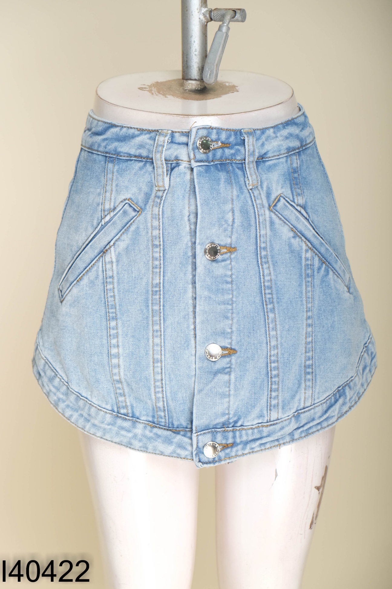 Chân váy jeans xanh cài khuy