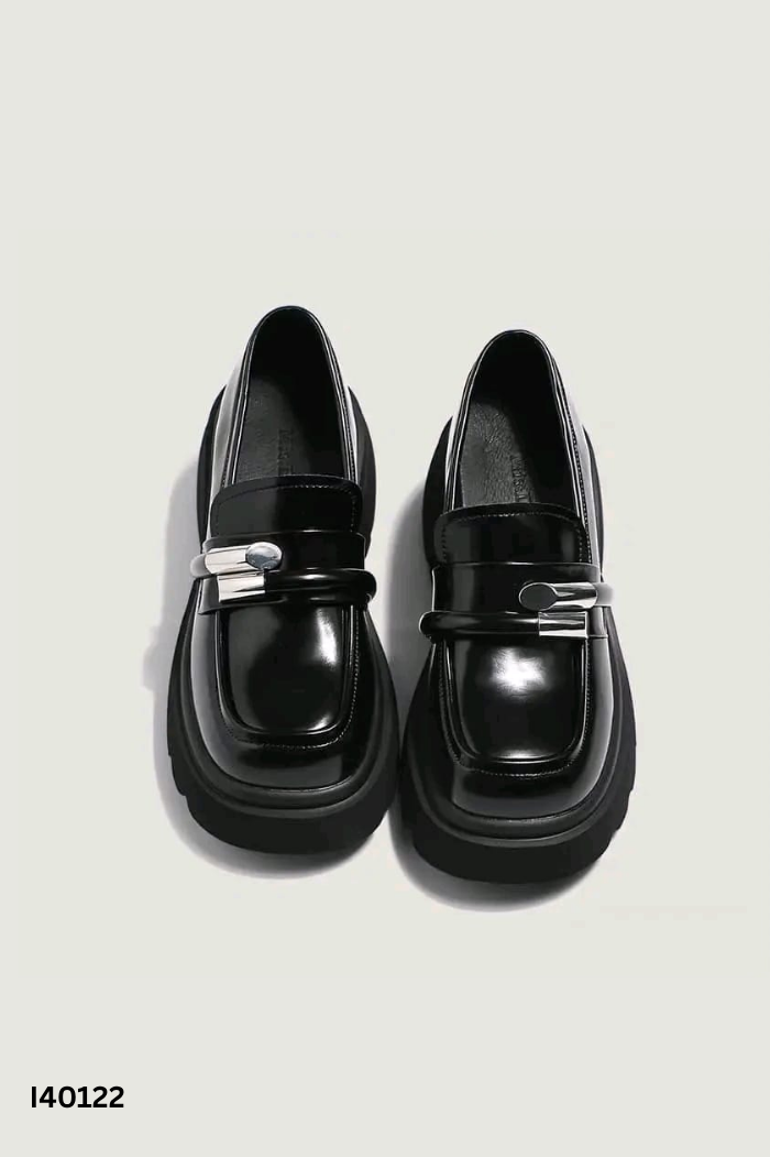 Giày da đen charm bạc 6P