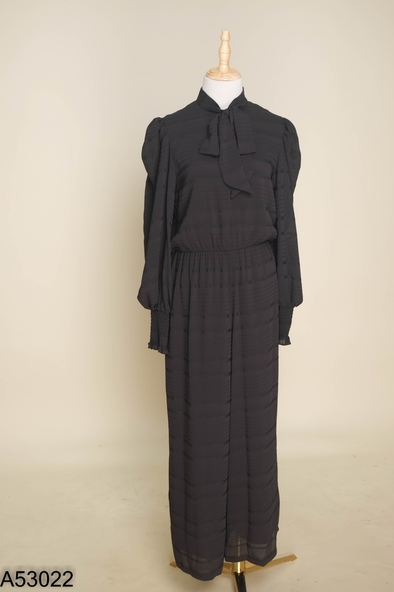 Jumpsuit đen buộc nơ