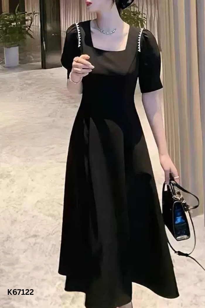 Váy đen viền đá