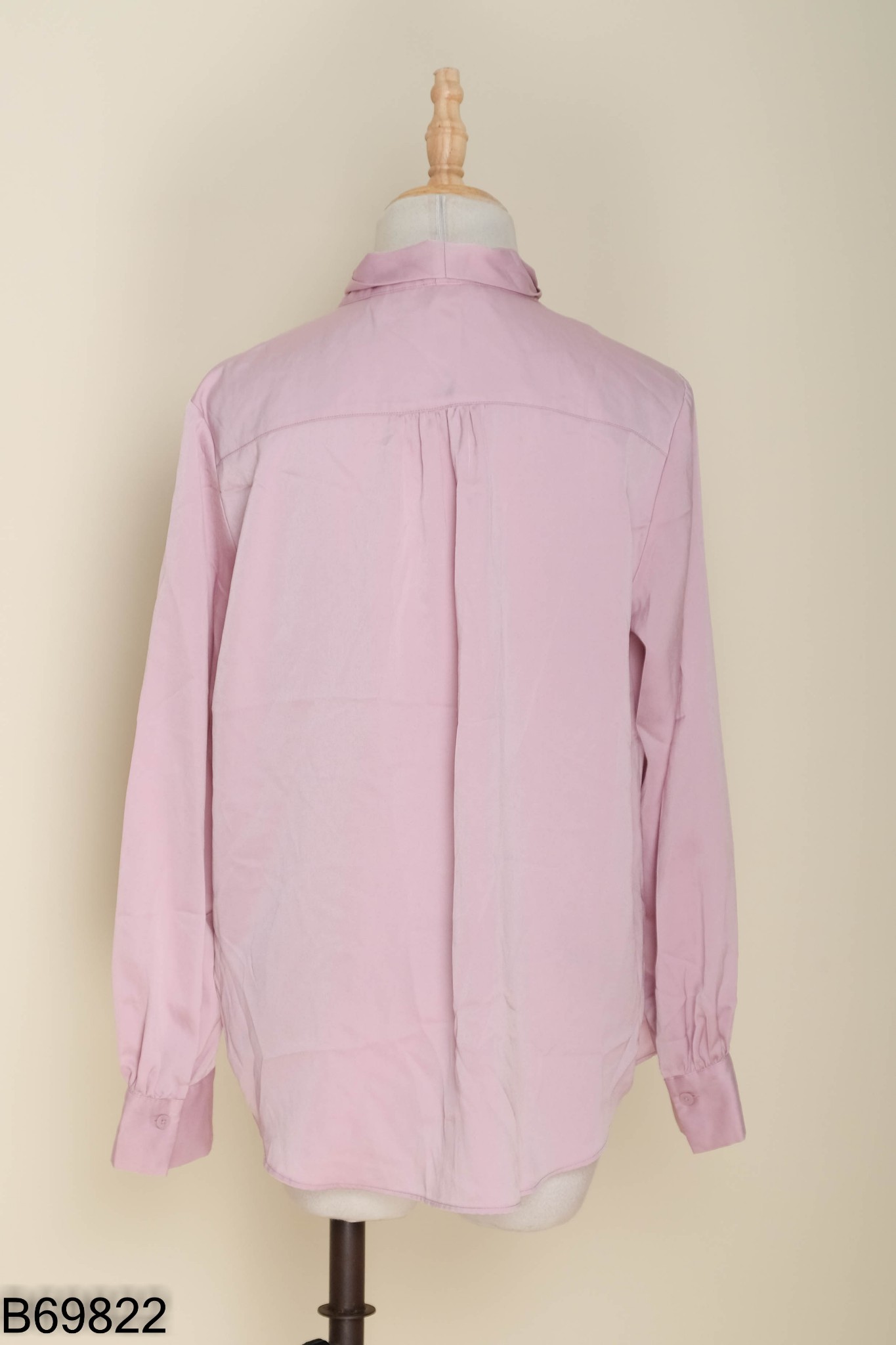 Áo UNIQLO lụa hồng buộc cổ