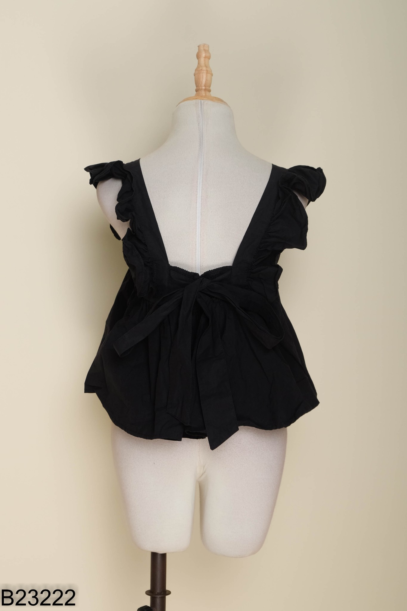 Áo babydoll đen buộc nơ sau lưng