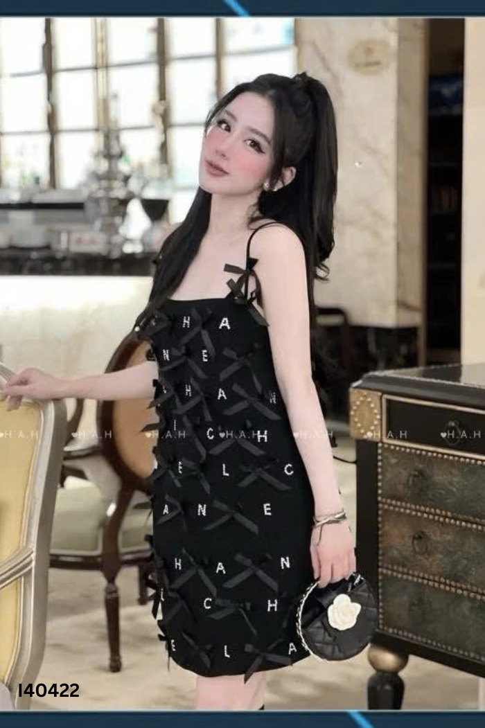 Váy hai dây đen đính đá
