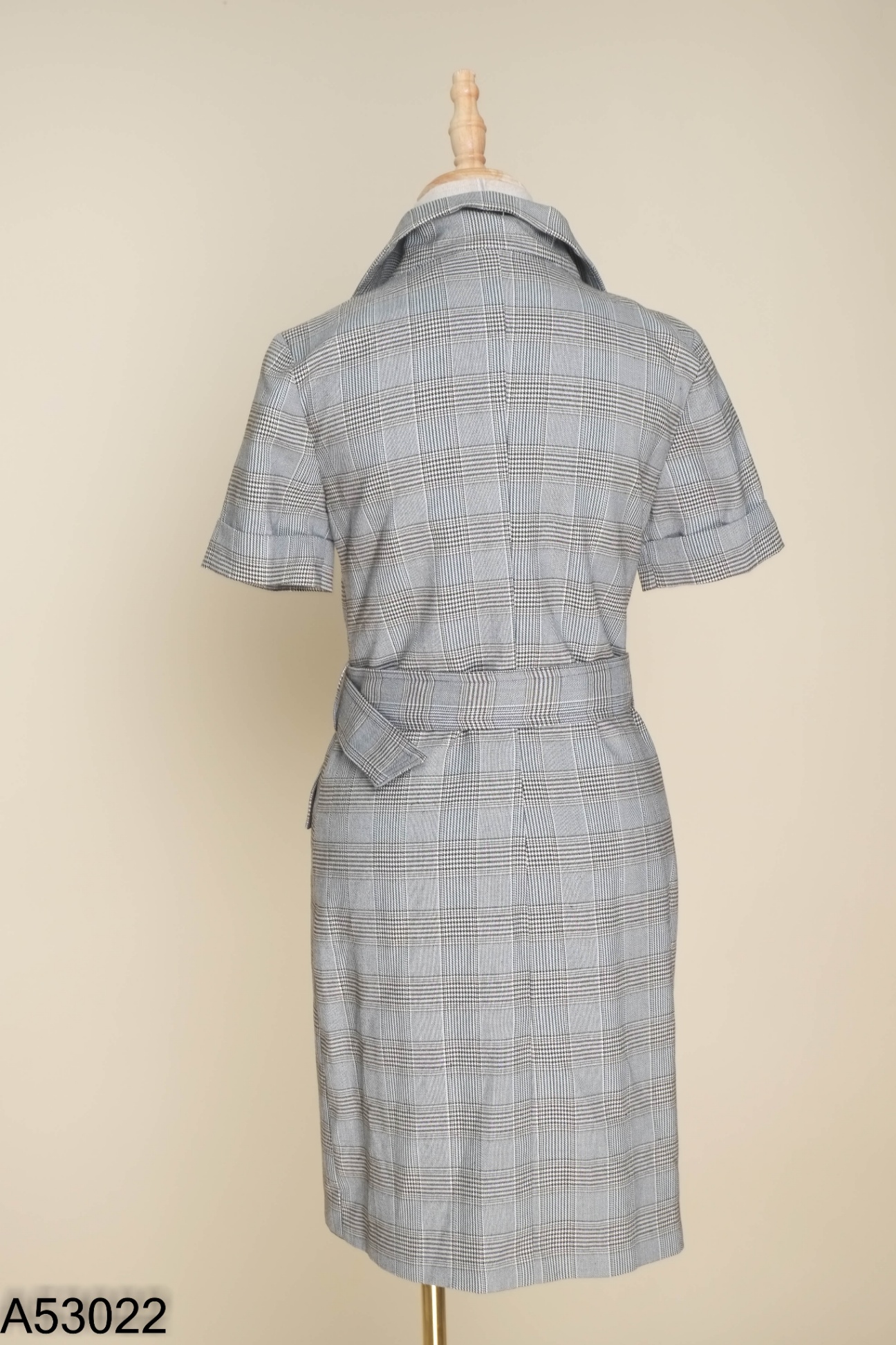 Váy xám kẻ cổ vest