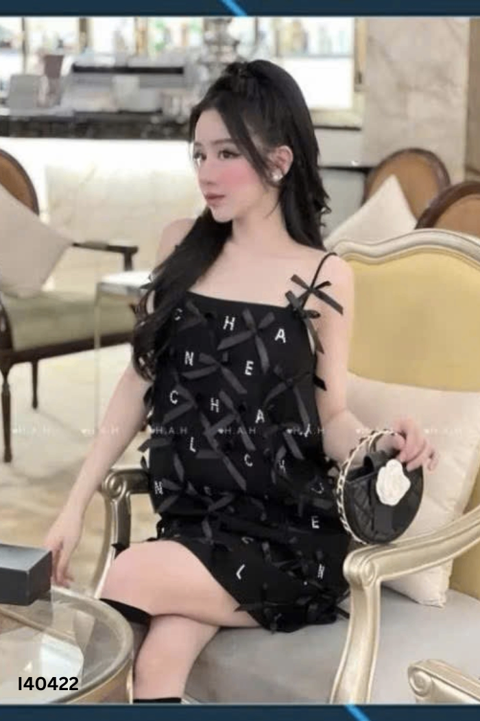 Váy hai dây đen đính đá