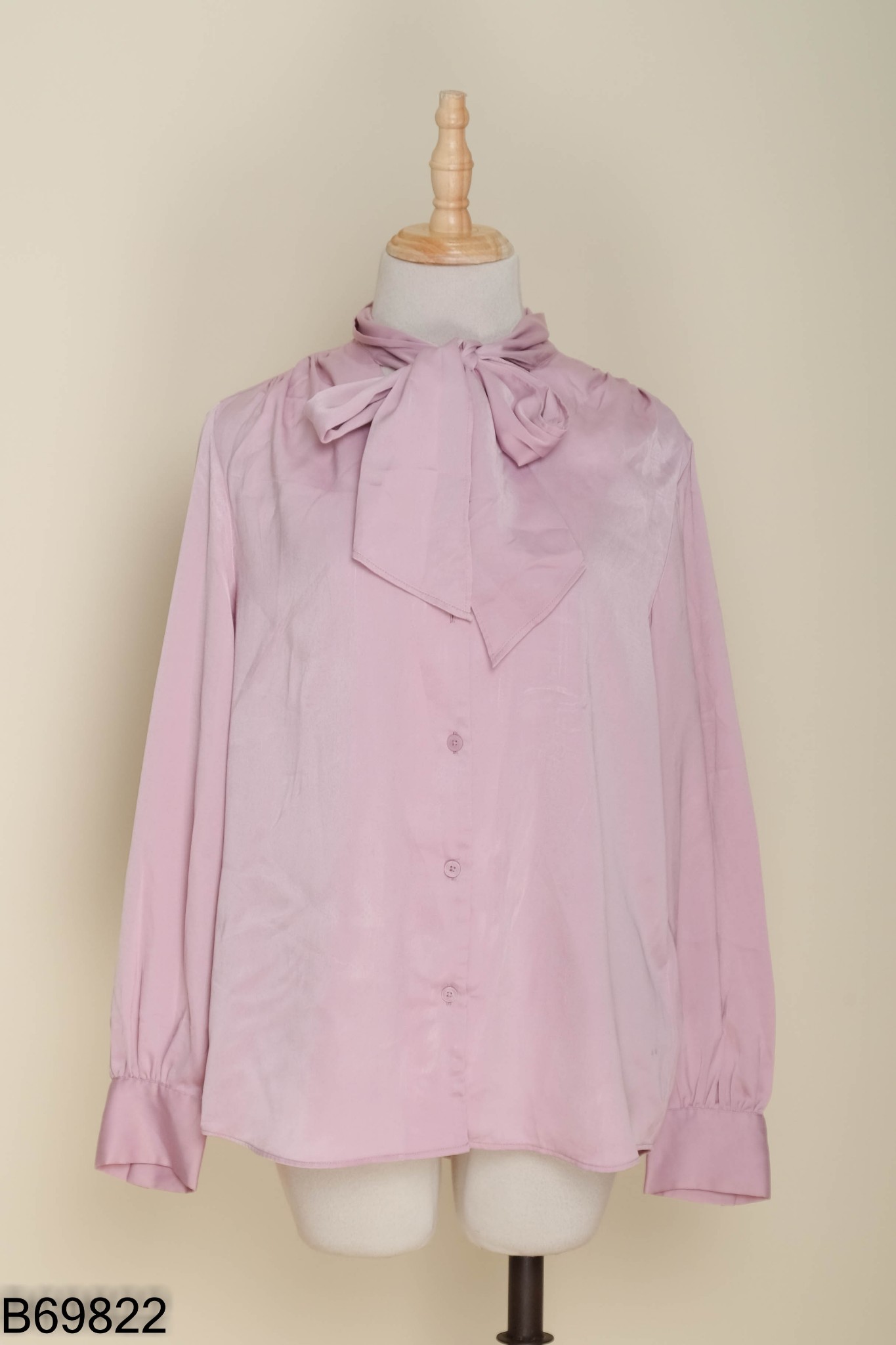 Áo UNIQLO lụa hồng buộc cổ