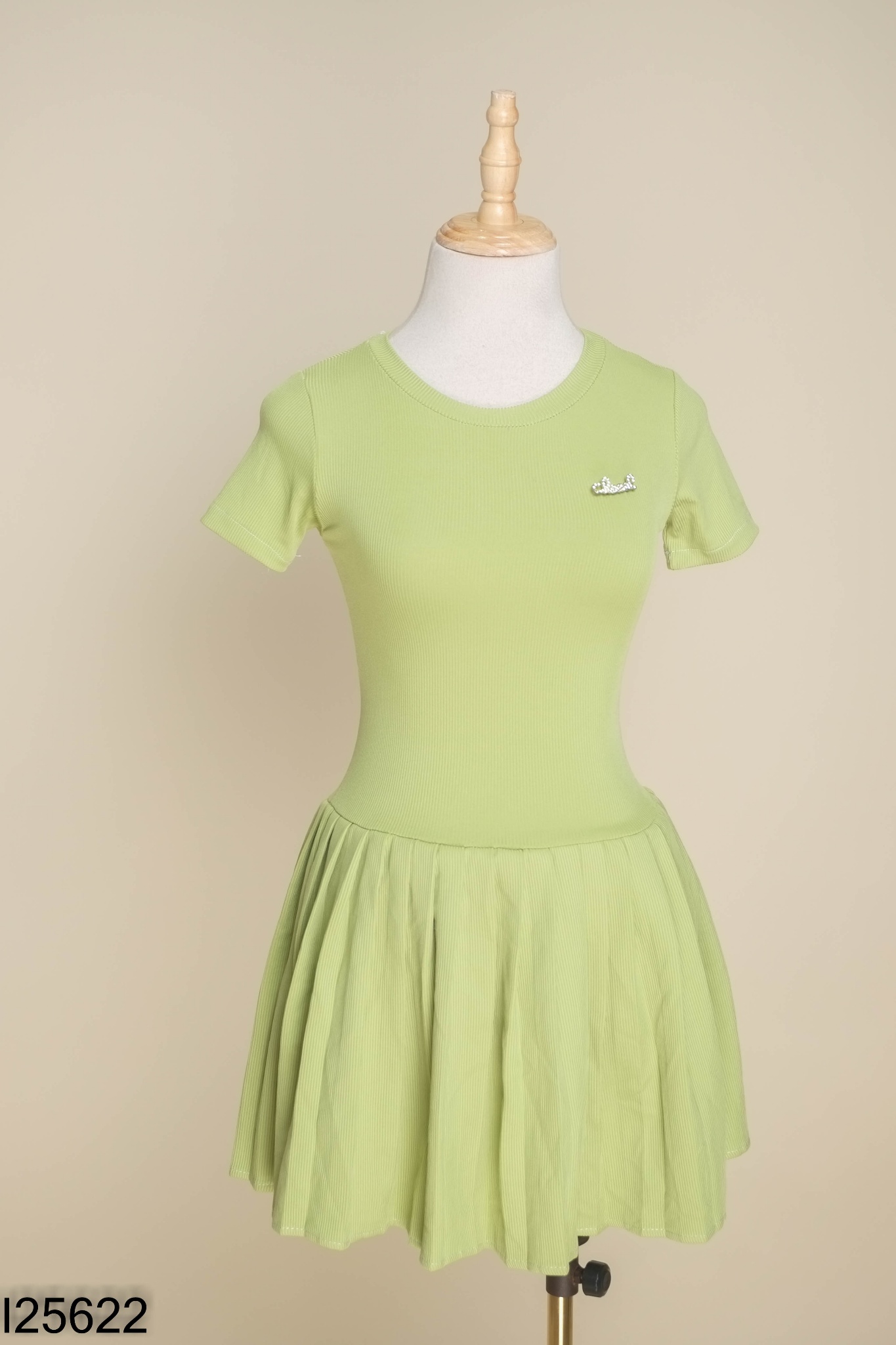 Váy xanh đính charm chữ