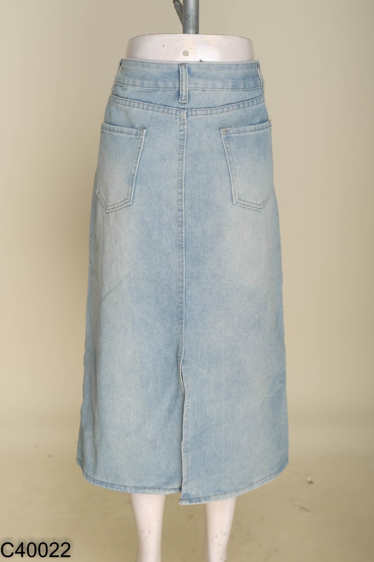 Chân váy jeans xanh thêu hoa