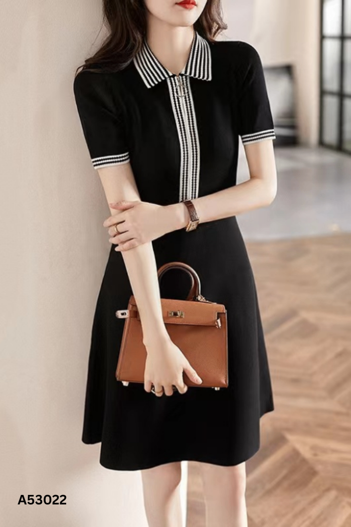 Váy len đen cổ kẻ trắng