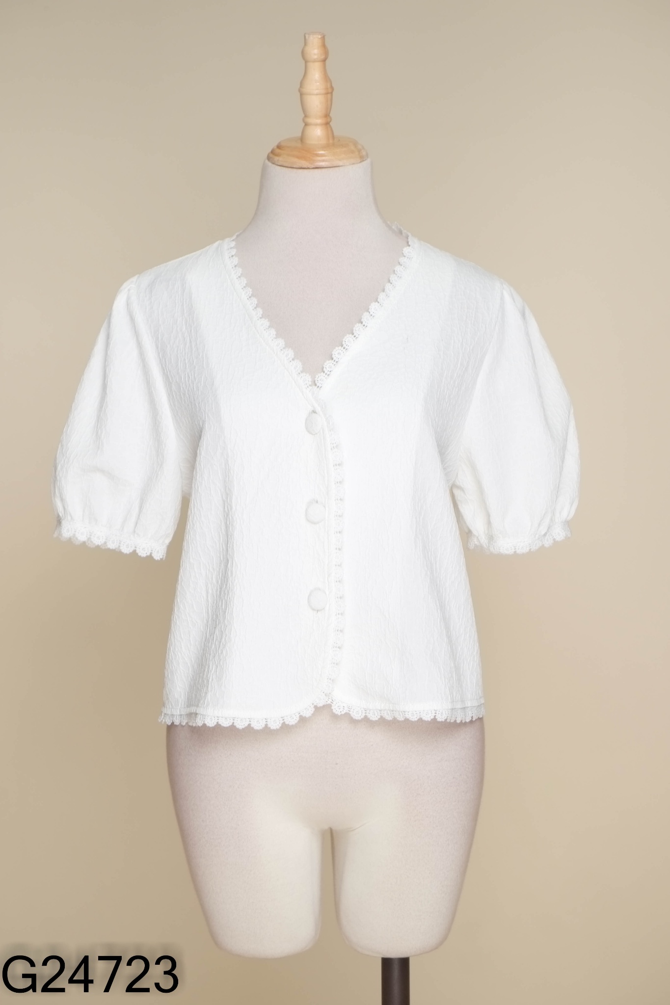 Áo trắng cổ V viền ren